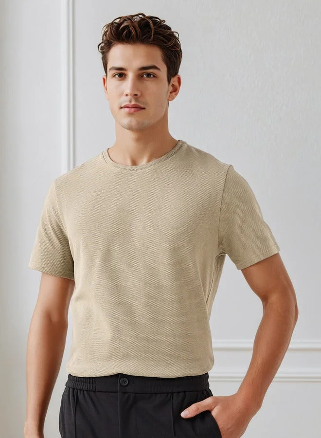 ايكونيك تيشيرت رجالي كلاسيكي بياقة دائرية وأكمام قصيرة بنقش بارز